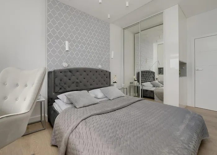 Elegant Apartment With Balcony Near Poniatowski Park Lodz By Noclegi Renters