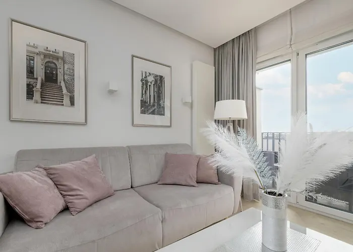 Elegant Apartment With Balcony Near Poniatowski Park Lodz By Noclegi Renters