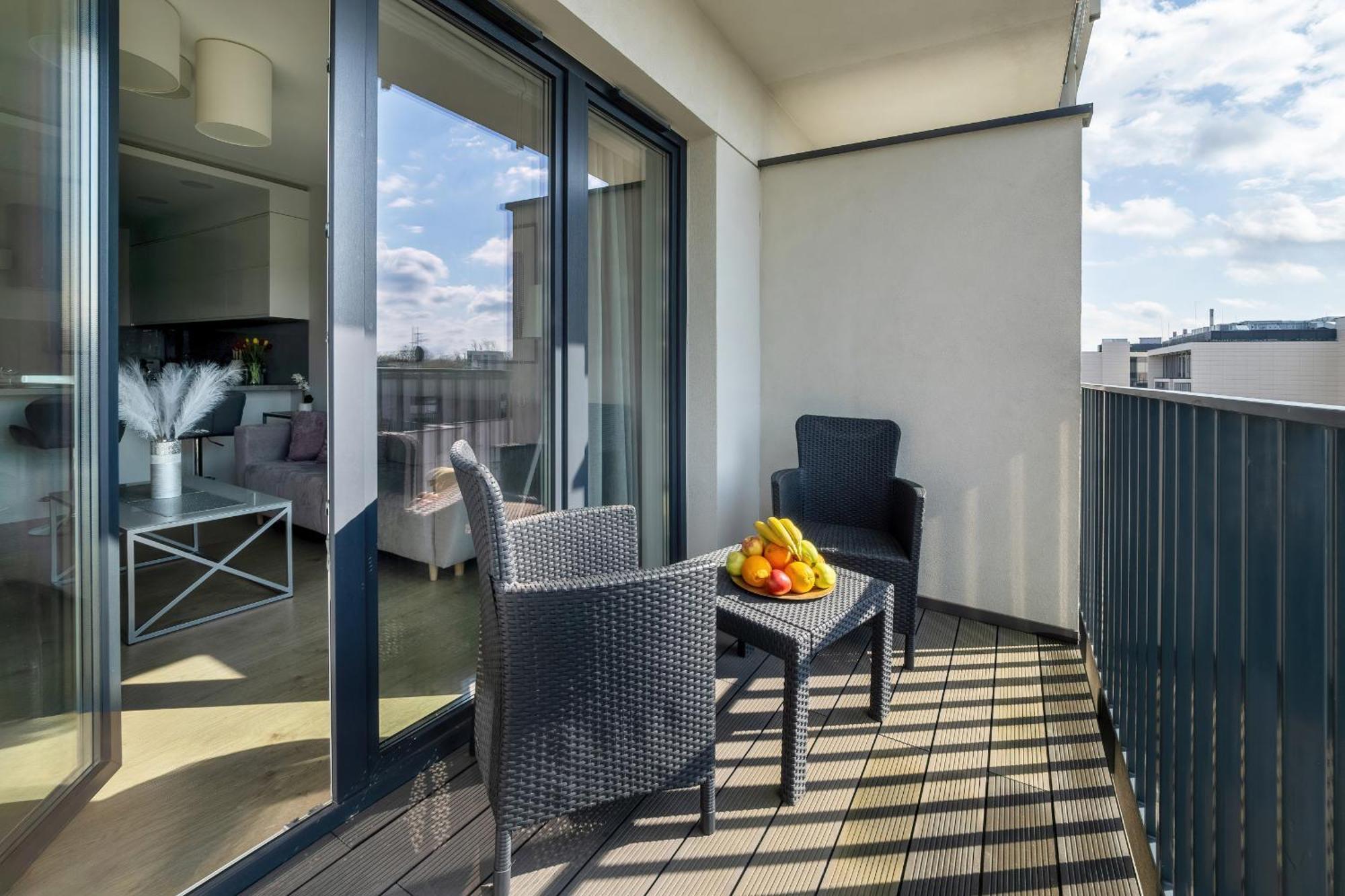 Elegant With Balcony Near Poniatowski Park By Renters Apartament